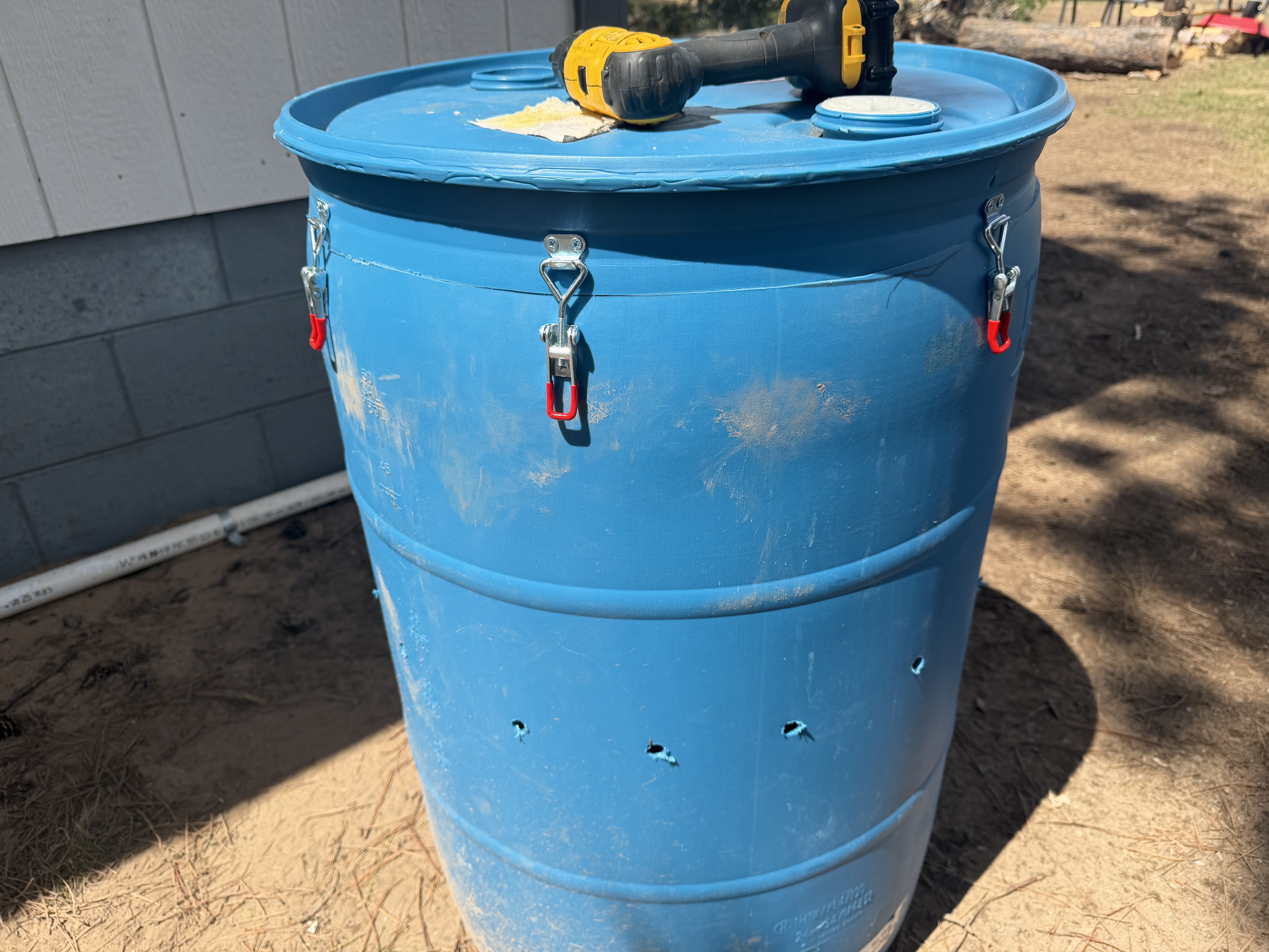 Barrel lid secured with metal clamps